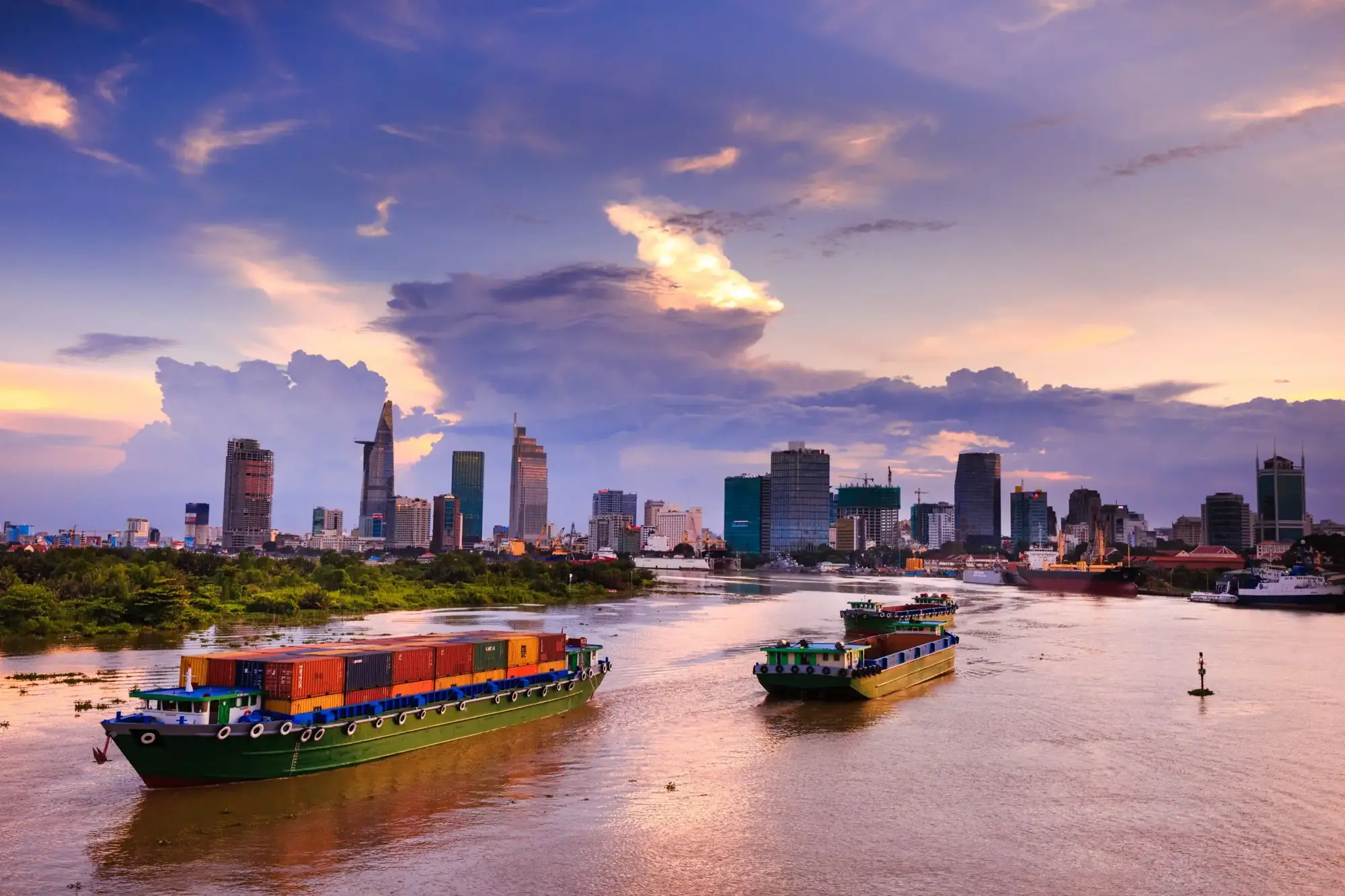 Tàu container trên sông Sài Gòn